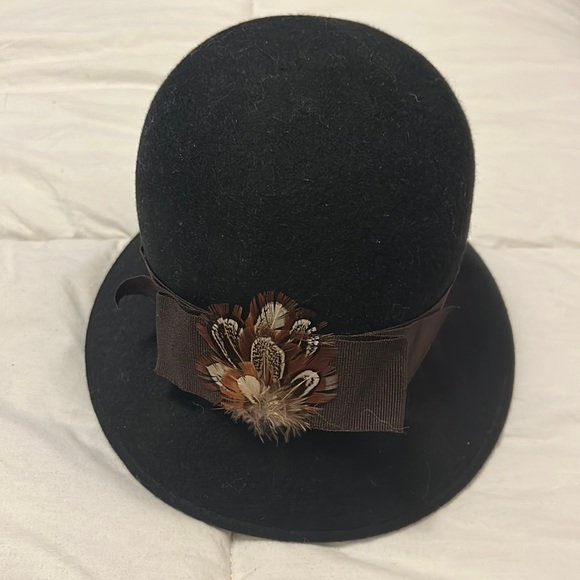August Felt Cloche Hat Feather Ribbon - Picture 1 of 5